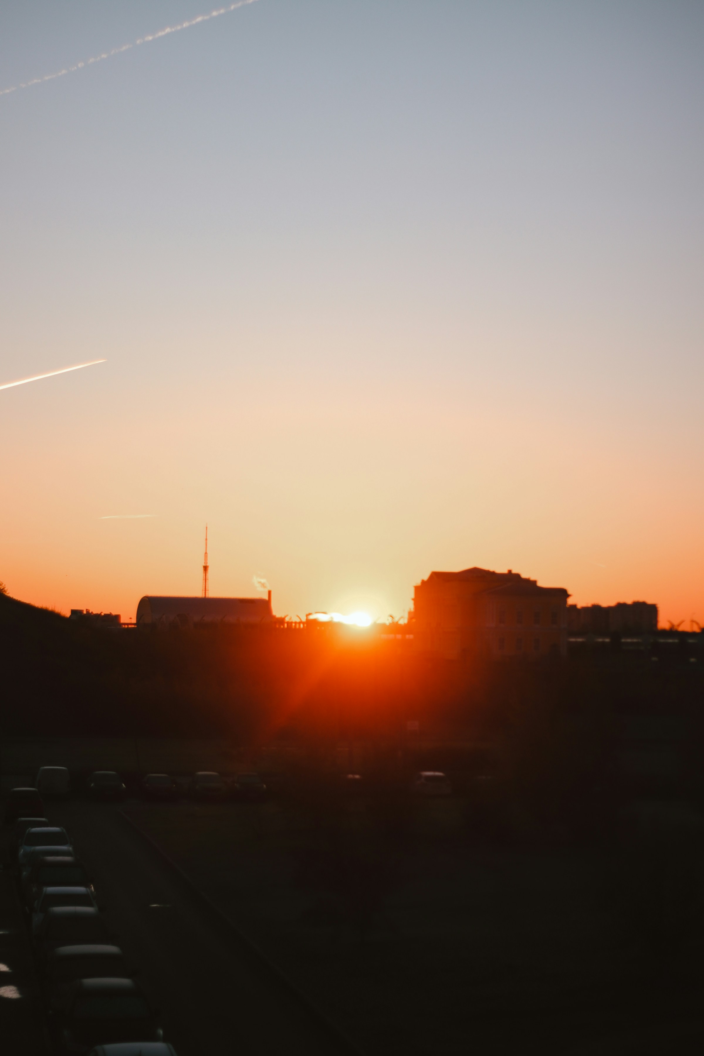 夕景の街並みを背景にした、軽やかで開放的なビジュアル